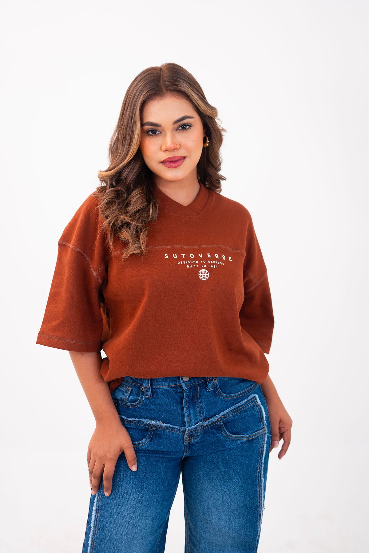 Brown oversized tee boxy fit - female model with blue jeans