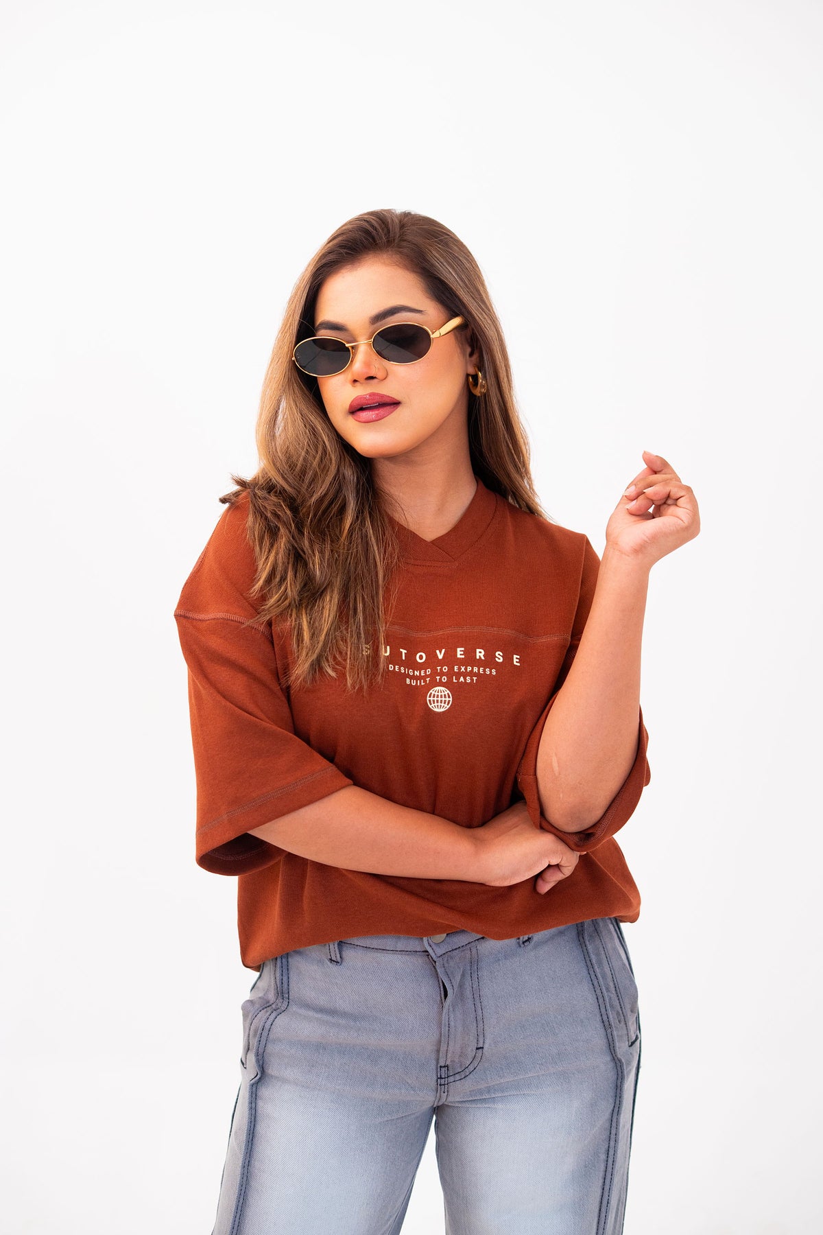 Brown oversized tee boxy fit - model with sunglasses