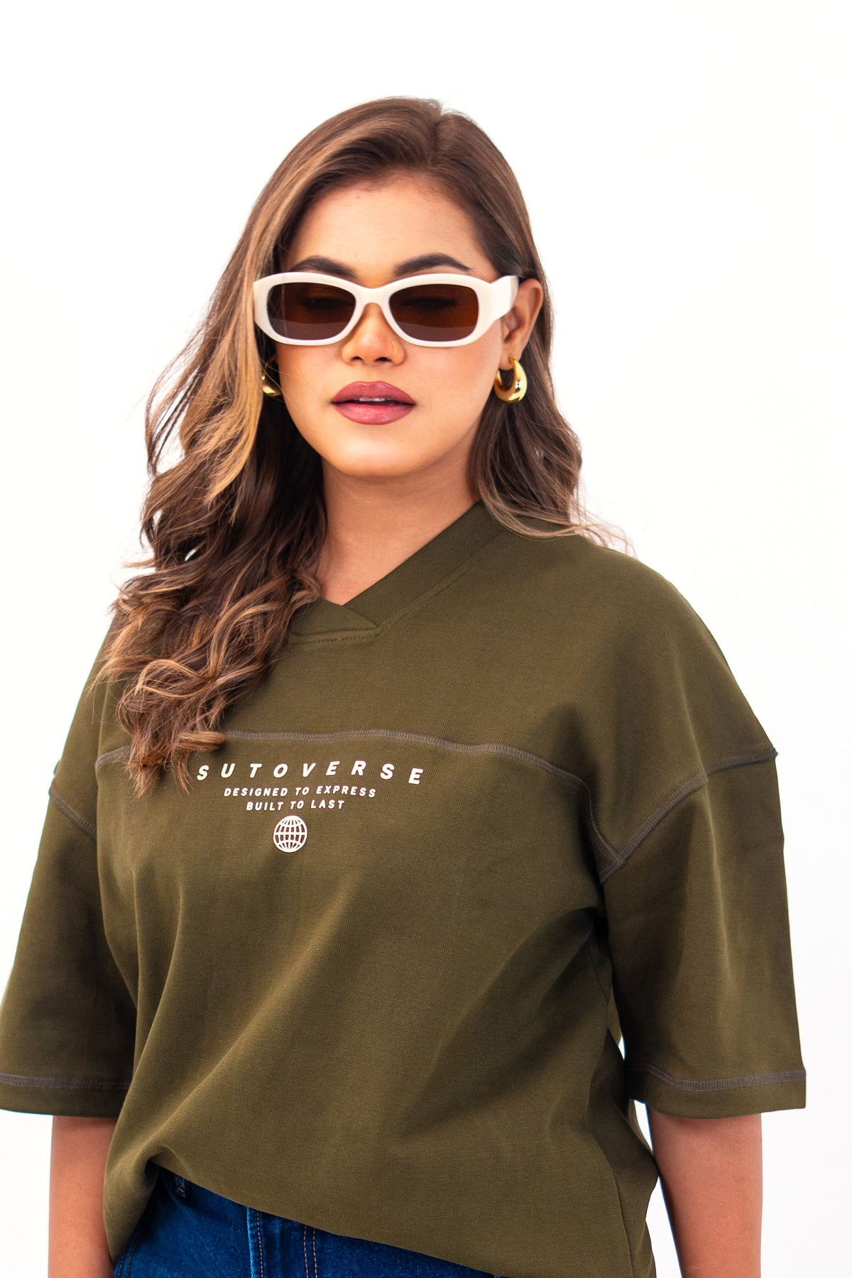 Olive oversized tee boxy fit - front view three-quarter pose